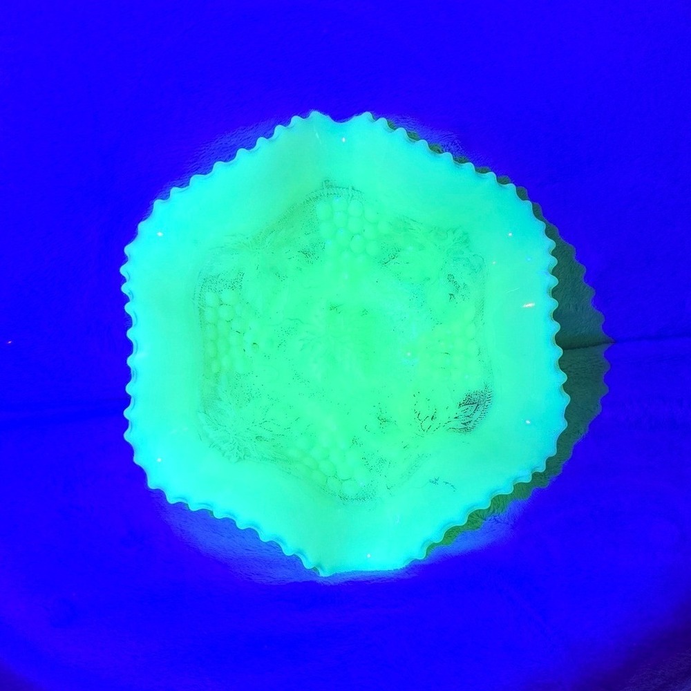 Vintage Northwood Uranium Custard Glass Bowl Grape & Cable Pattern Bowl 7.5" - Picture 2 of 7